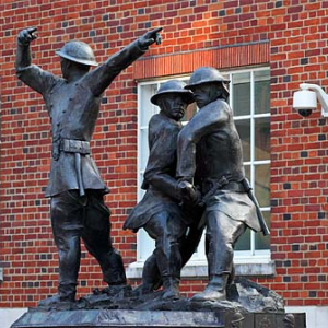 Pomnik strażaka przed mostem Millenium Bridge w Londyn City.